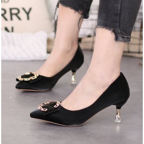 Giày cao gót nữ gót kiểu xoắn bít mũi đính nơ đá hình dây xích - Gót cao 7cm - Da mềm 2 màu Đen và Kem - LN296