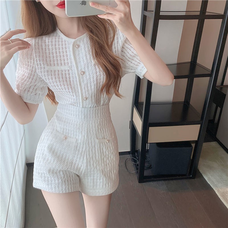 Set áo tay phồng đính khuy ngọc trai + quần short tiểu thư nữ tính