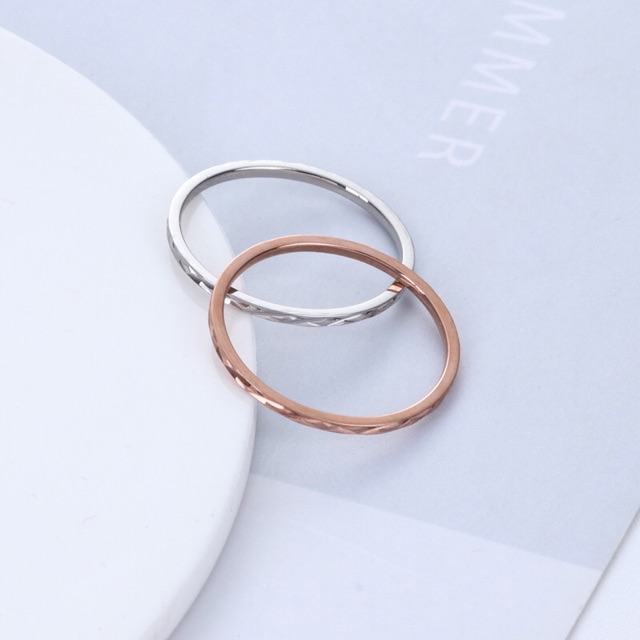 Nhẫn nữ titan midi ring mảnh mặt cắt đa giác kiểu quả trám mảnh không đen không gỉ WR190302