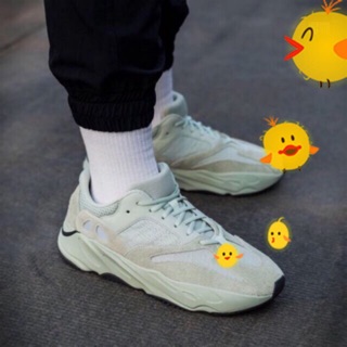 Giày sneaker yeezy boost700 "sail"