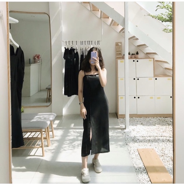Đầm BamBi dress hai dây màu đen from suông basic vải lụa mịn điểm nhấn hàng nút có chun co giãn và váy có điều chỉnh | BigBuy360 - bigbuy360.vn
