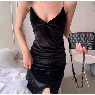 Đầm nhung đen hai dây xẻ đùi sang chảnh