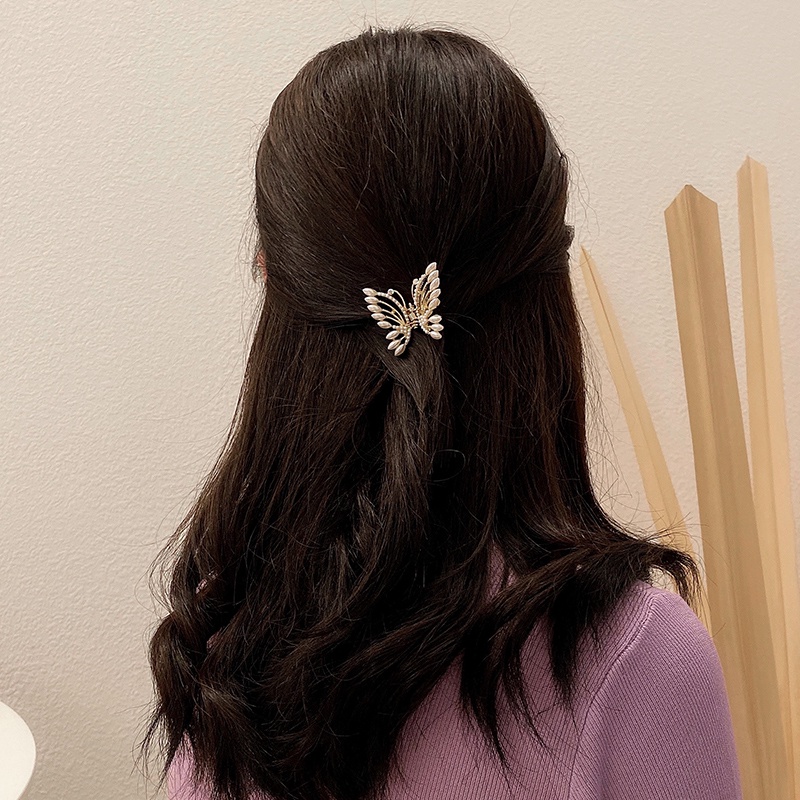Kẹp tóc hình bướm đính ngọc trai giả thiết kế thanh lịch cho nữ