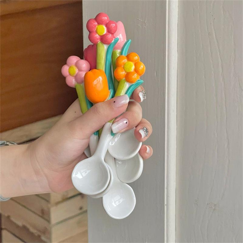 Muỗng Sứ Vẽ Tay Cầm Dài Hình Hoa tulip Ba Chiều Dễ Thương Phong Cách Hàn Quốc Cho Nữ