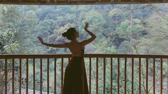 Váy 2 dây xoè dáng dài hở lưng | BigBuy360 - bigbuy360.vn