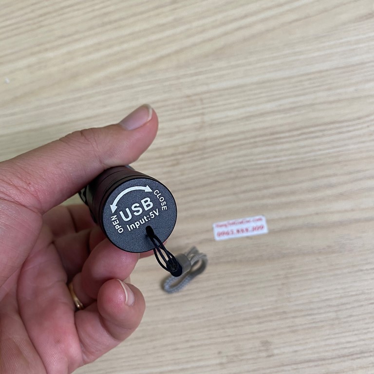 Đèn pin siêu sáng mini bỏ túi Ultrafire X305 nhỏ gọn, zoom xa gần, sạc USB