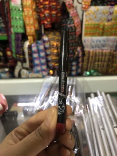 Chì kẻ viền môi