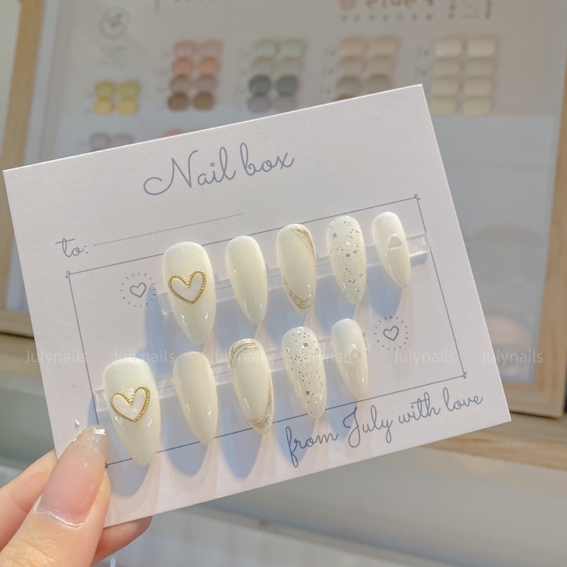 Móng úp thiết kế trắng gắn charm trái tim viền vàng julynails.vn nb160