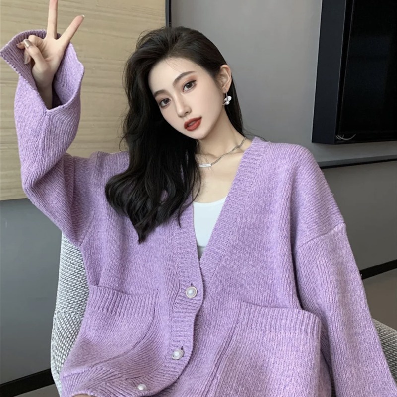 Jane Áo khoác cardigan dài tay cổ chữ V kết trân châu trắng sau lưng áo màu Tím Pátel C223 | BigBuy360 - bigbuy360.vn