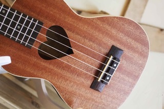 Đàn Ukulele concert trái tim Deviser - tặng full phụ kiện
