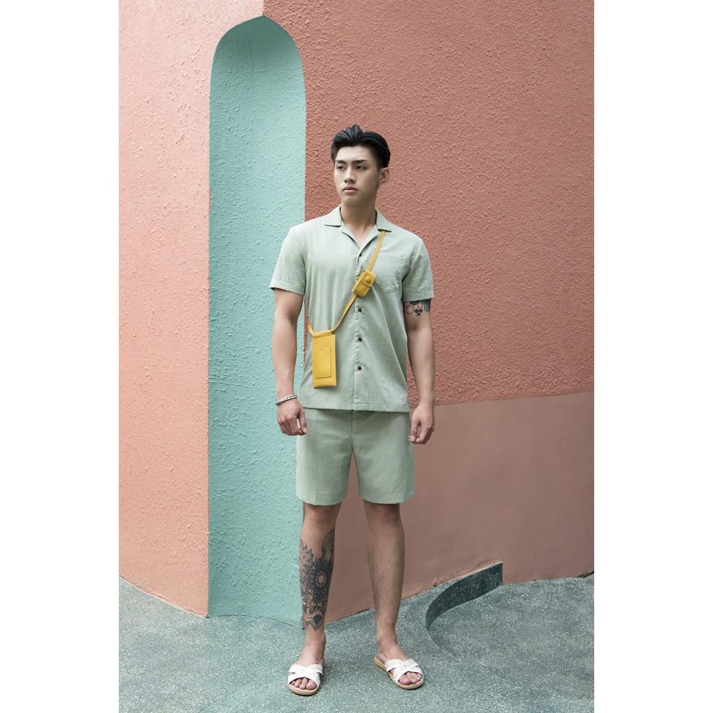 SET RESORT - Áo sơ mi màu xanh tay ngắn cổ vest, quần short thời trang đi biển