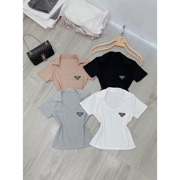 Áo thun body cổ bẻ U phối lô gô | BigBuy360 - bigbuy360.vn