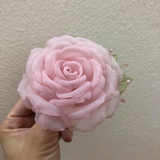 Cài áo hoa hồng voan hồng phớt