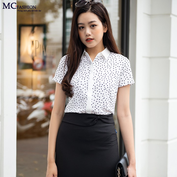 Áo Sơ Mi Nữ Đẹp Mc Fashion Kiểu Dáng Công Sở, Tay Cộc Ngắn, Họa Tiết Chấm Bi,Cổ Đức Màu ( Xanh Tím Than - Trắng) A616