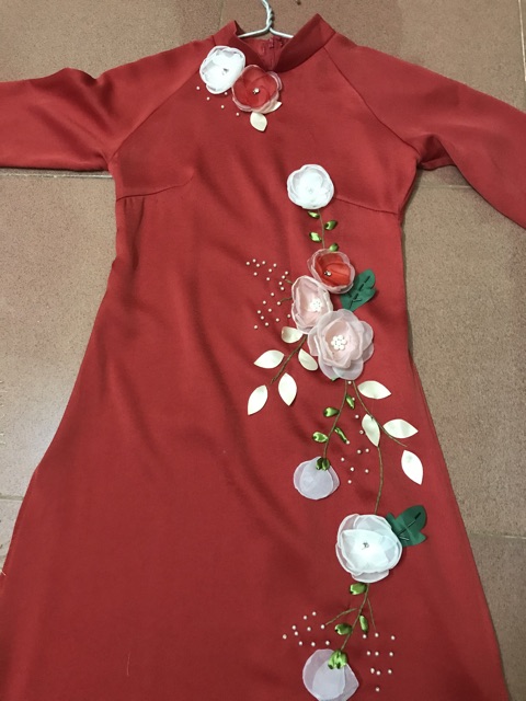 Bộ áo dài cách tân lụa đỏ thêu hoa 3D kèm chân váy (pass)