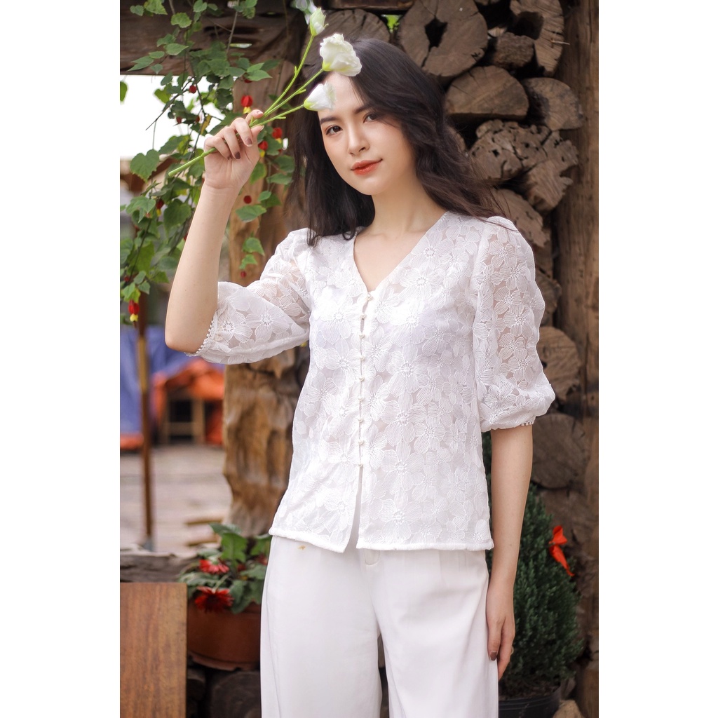 Áo ren chỉ nổi hoa trắng cổ tim Mayy Fashion - Lily
