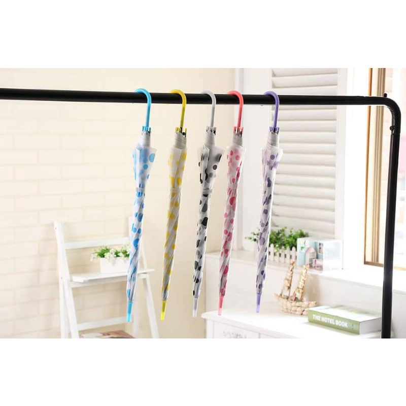 Cây dù che mưa hình chấm bi,,,