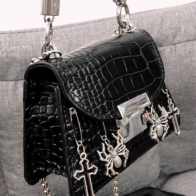 Túi Đeo Chéo Mini Hình Người Nhện Phối Dây Xích Phong Cách Gothic Cá Tính Cho Nữ