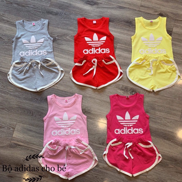 Bộ ba lỗ bé gái