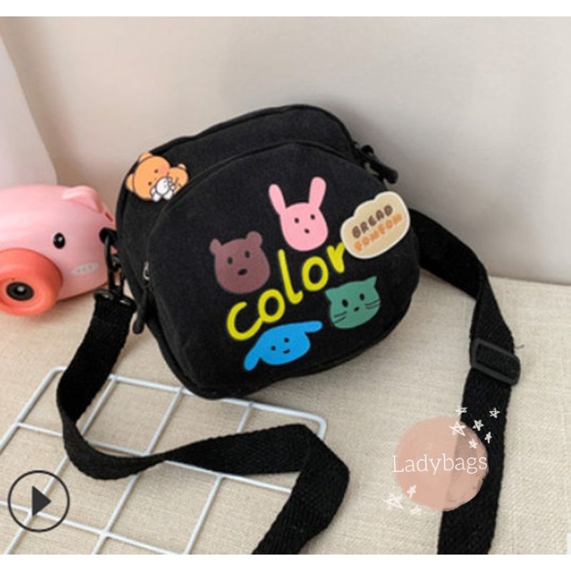 Túi đeo chéo mini 2 ngăn kèm huy hiệu gấu HN016