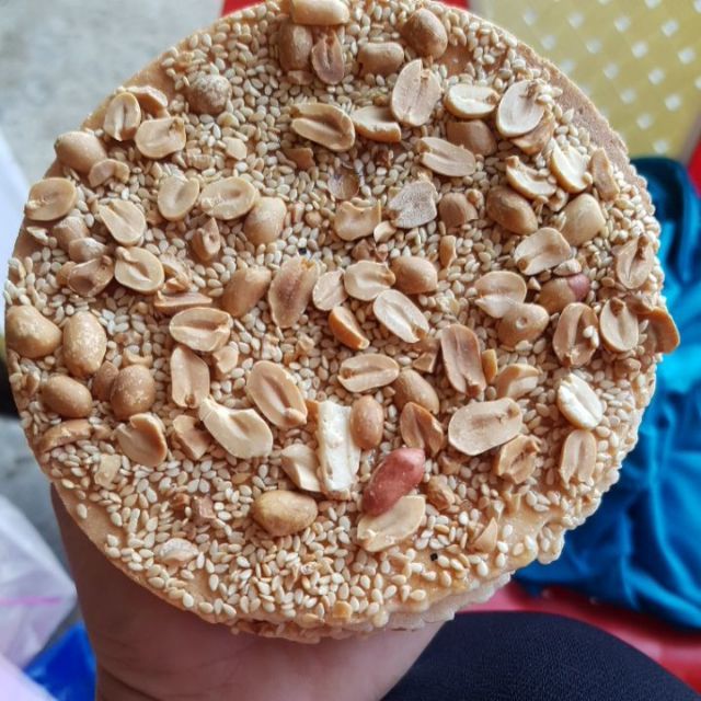 Kẹo đậu phộng bánh tráng Hồng Nga ( giòn rụn, đậu nhiều như nhau)