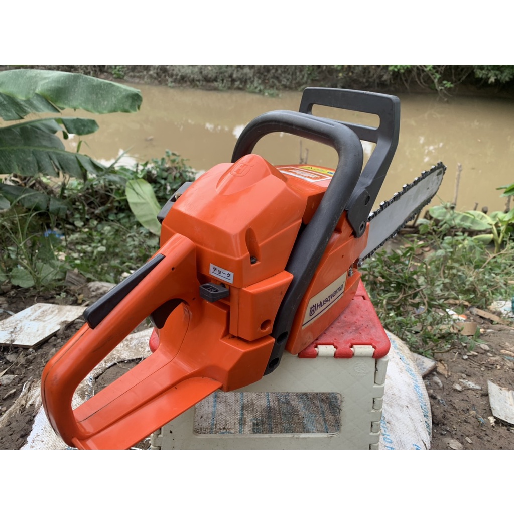 MÁY CƯA XÍCH HUSQVARNA 137 THUỴ ĐIỂN