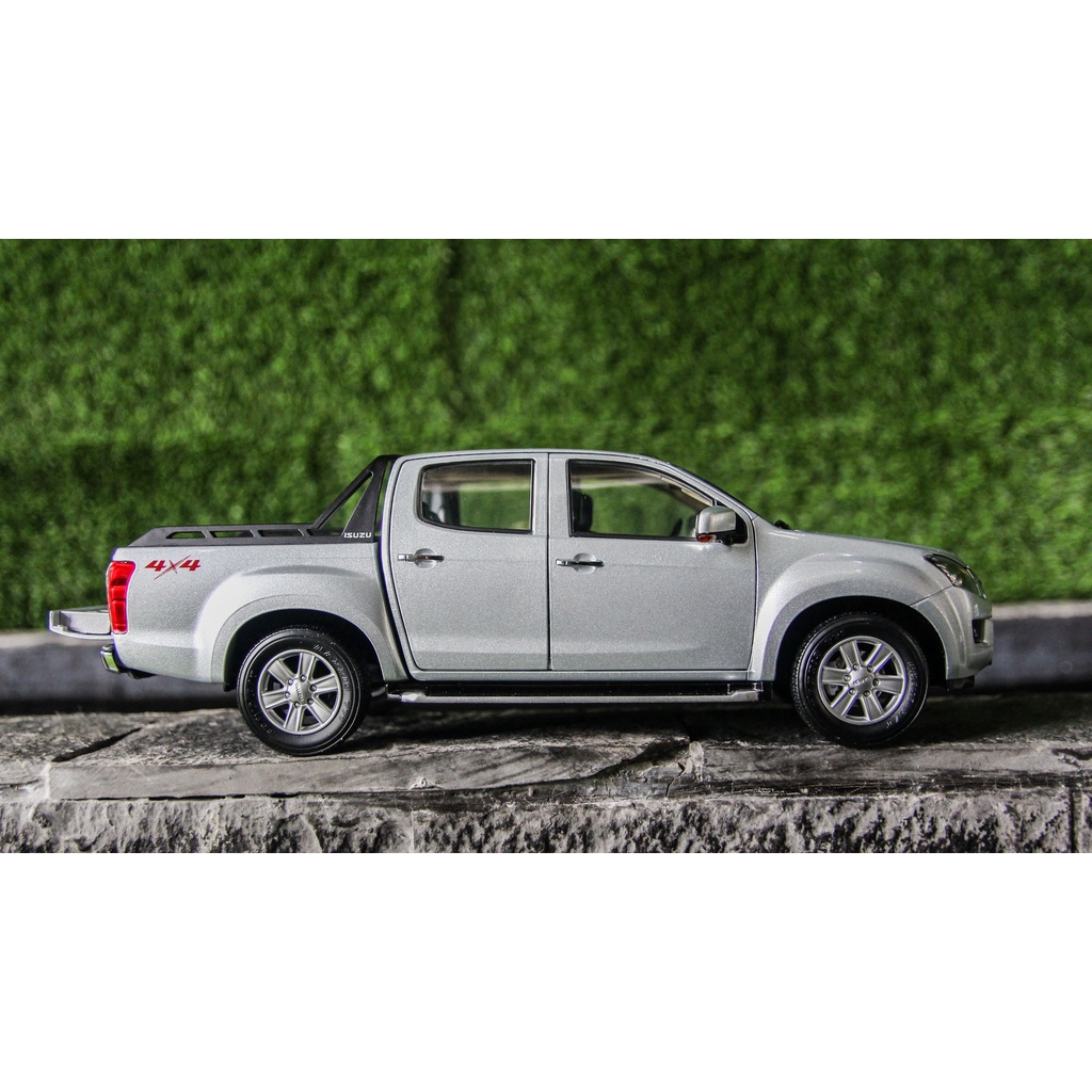 Mô hình xe Isuzu D-Max 4x4 1:18 Dealer