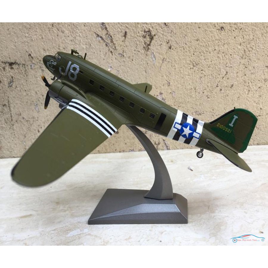 ​Mô hình máy bay Vận tải C-47 tỷ lệ 1:100