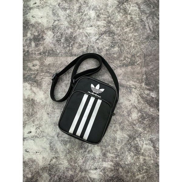 Túi đeo chéo Adidas màu đen sọc trắng XUẤT DƯ FULL TEM TAG