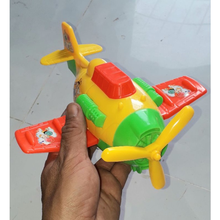 Một chiếc máy bay trực thăng bằng nhựa chạy chớn rất đẹp