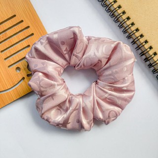 Cột tóc scrunchies hoạ tiết chữ D bóng