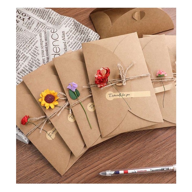-Thiệp kraft kèm hoa giấy xinh xắn