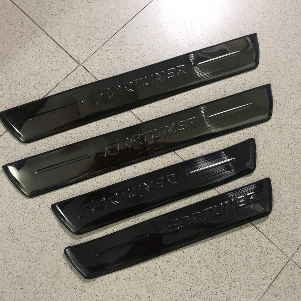 Nẹp bước chân, ốp bậc cửa xe Toyota Fortuner 2018 2019 2020 2021 Mẫu Titan
