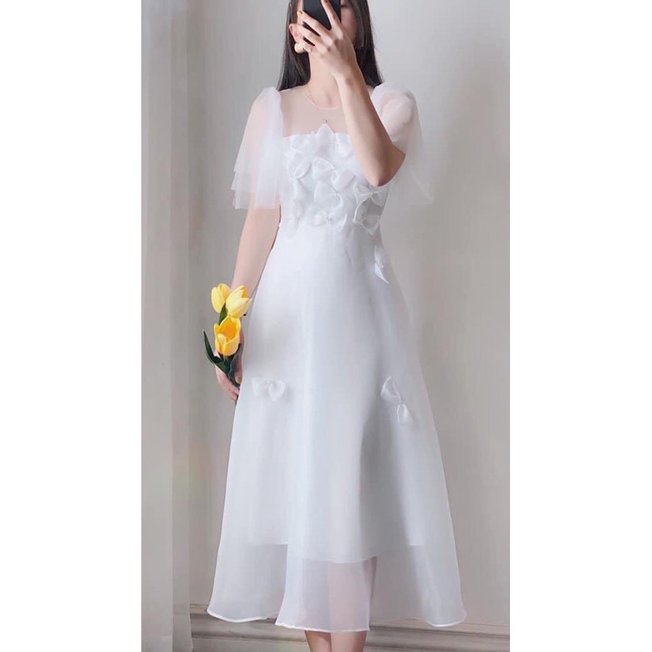 Váy trắng đính hoa tay voan