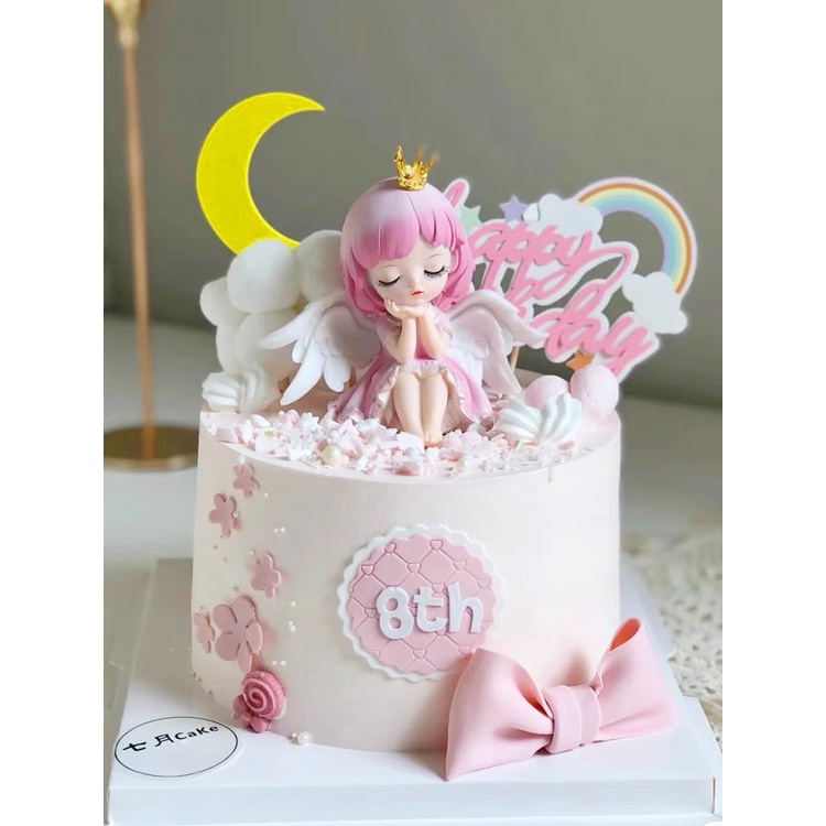 Trang trí cô gái thiên thần có cánh váy hồng ngồi