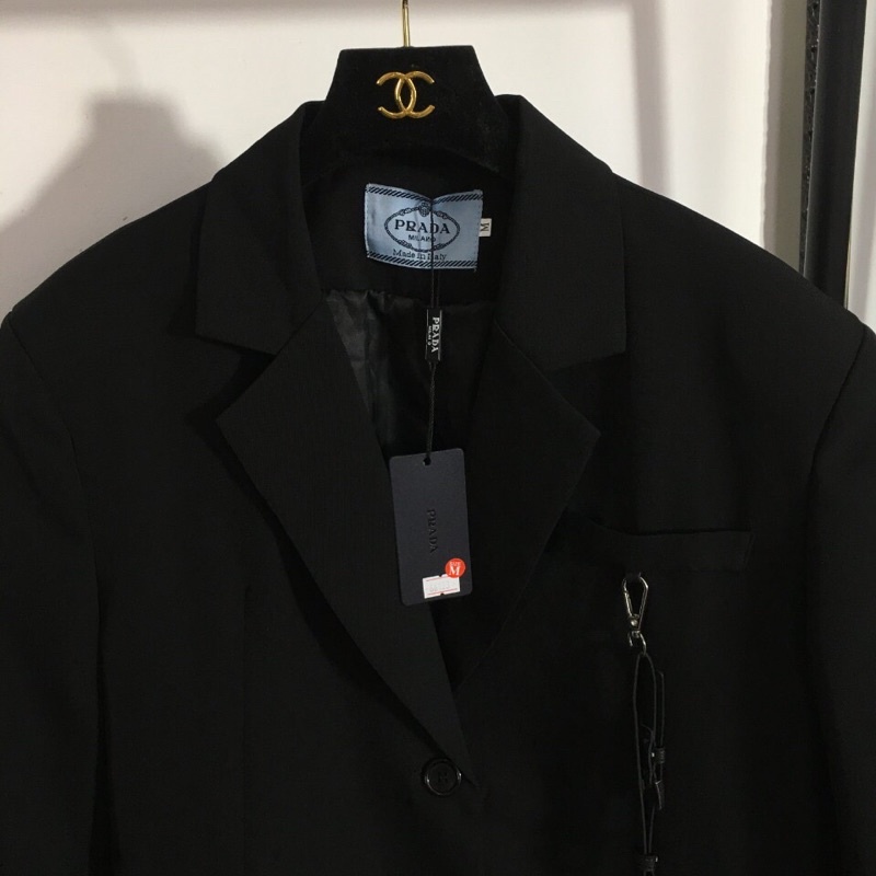 Áo khoác blazer màu đen trơn logo thương hiệu thời trang Prada cao cấp