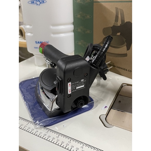 Bàn Là hơi nước công nghiệp Samjin ST-530B. Bàn Là bình treo. Hàng loại 1. Tặng kèm tất là