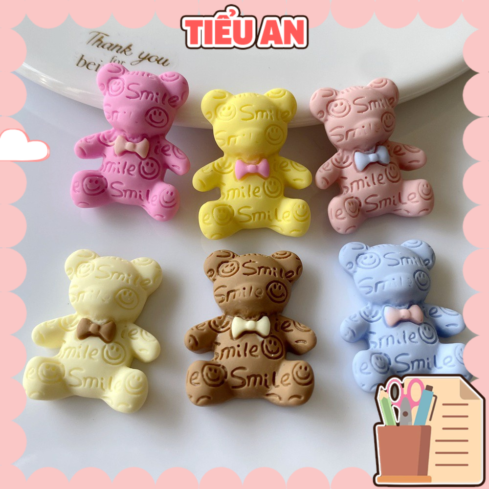 Charm (C526) slime/ Dụng Cụ Charm Trang Trí [Ko Keo &amp; Nút] Hình Gấu Teddy Đeo Nơ Khắc Chữ Smile (Kích thước - 2.1x2.6cm