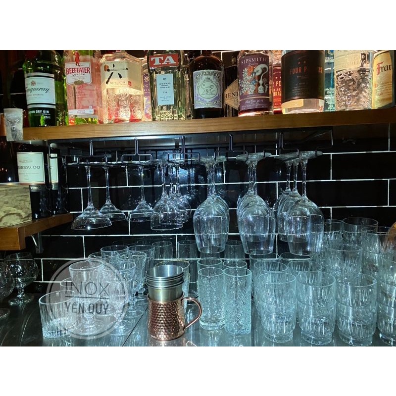 Giá Treo Ly Rượu Vang Gắn Tủ Bếp Tiện Lợi màu đen và màu vàng