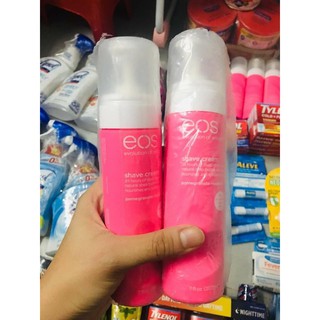 Kem cạo mùi dâu của EOS chai 207ml dạng bọt