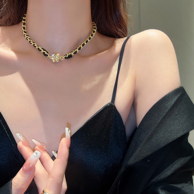 Vòng Cổ Dây Da Bện Mặt Quả Cầu Nam Châm Đính Kim Cương Lấp Lánh Thiết Kế Cá Tính Thời Trang Cho Nữ