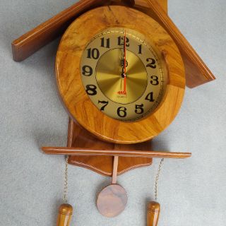 ĐỒNG HỒ MÁI NHÀ CÓ QUẢ LẮC