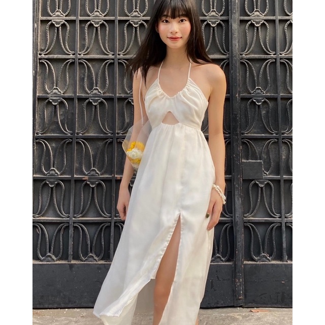 Đầm cổ yếm xẻ tà
