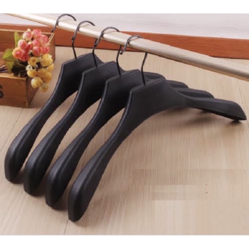 Móc áo nữ vai to ,nhựa cao cấp, màu đen chống trơn trượt rộng 40cm dùng cho shop thời trang