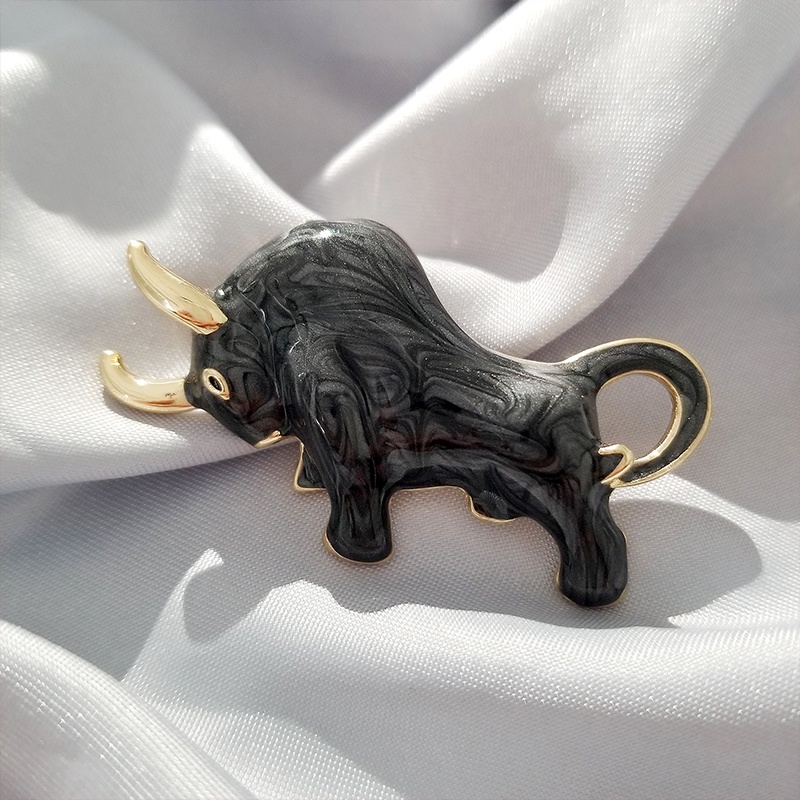 Huy hiệu cài áo hình chú bò hoạt hình đáng yêu