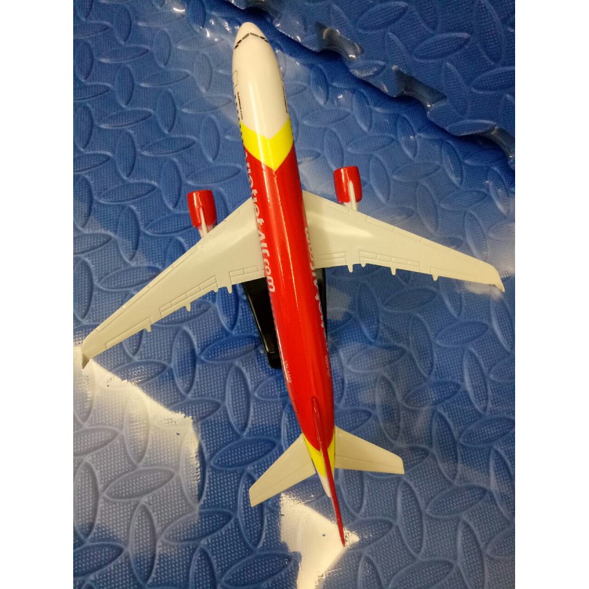 Mô hình máy bay tĩnh Airbus A320 Vietjet Air 20cm có bánh xe