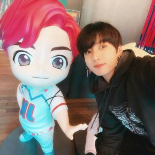 Mô hình chibi BTS × Mattel Pop up store unoff