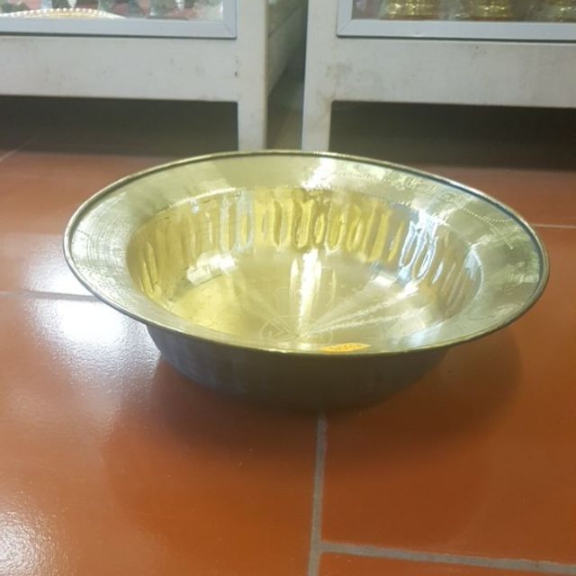 Chậu thau bằng đồng.