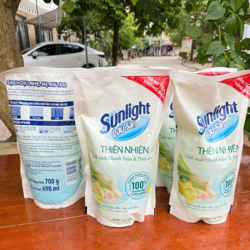 Nước lau sàn Sunlight Thiên Nhiên Chiết Xuất Chanh và Tinh Dầu Sả túi 700g