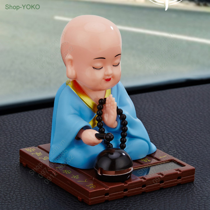 Tượng phật cầu an để trên xe hơi năng lượng mặt trời, tay và đầu tự chuyển động khi có ánh sáng
